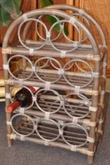 Ratanový stojánek na víno