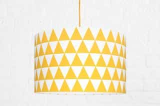 Textilní závěsná lampa Triangle - žlutá