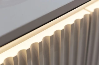 Komoda 4D nizká s LED IPOLIS písková/černá
