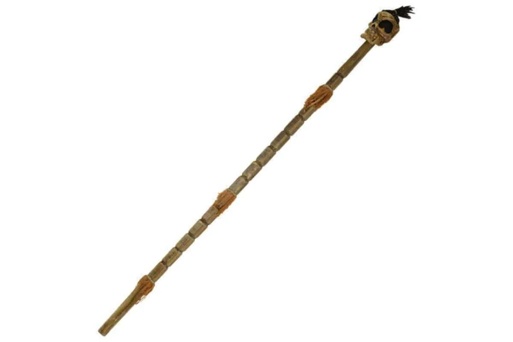 Dřevořezba lebka na tyči TAKSU-69