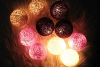 Bavlněné svítící LED kuličky Cotton Balls - fialové